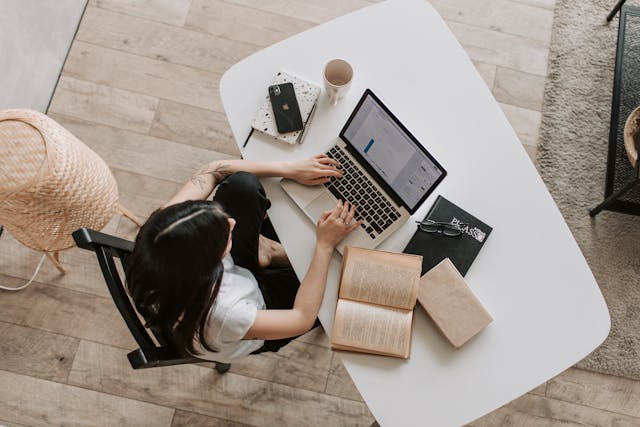 Rendre la formation digitale accessible à tous : un impératif pour les plateformes d’apprentissage